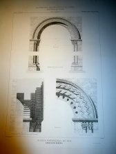 Iglesia Parroquial de Ujo, Arco de Triunfo, detalles y portada.