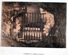 Covadonga, Esterior de la tumba de Pelayo