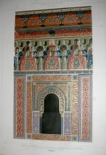 Cornisa y ventana del centro en la fachada de la Mezquita en los Reales Alcazares de la Alhambra (Granada)