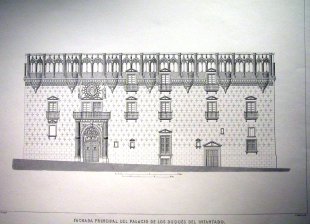 Fachada principal del Palacio de los Duques del Infantado