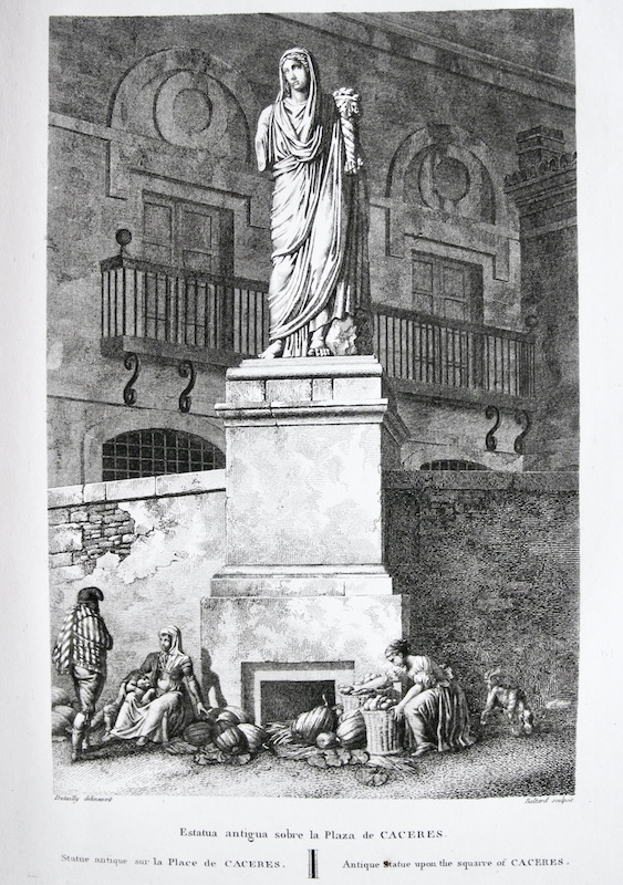 Estatua Antigua sobre la Plaza de Cáceres